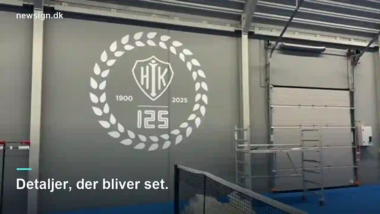 HIK 125 år — jubilæumsemblem i tennishallen