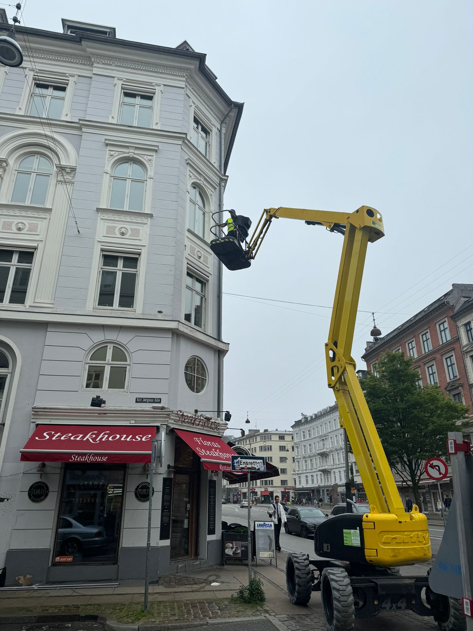 Hejse-system til facade banner på Vesterbrogade 16