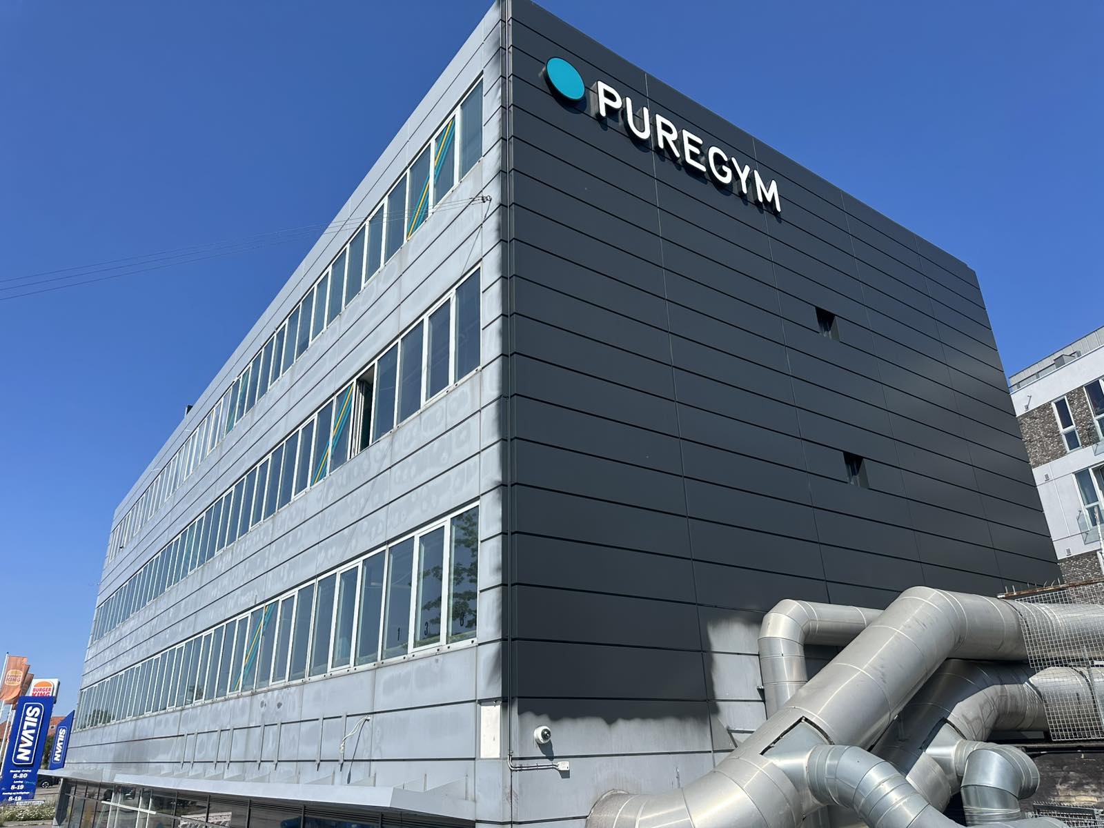 PureGym Ellebjergvej — facadeskilt med logo