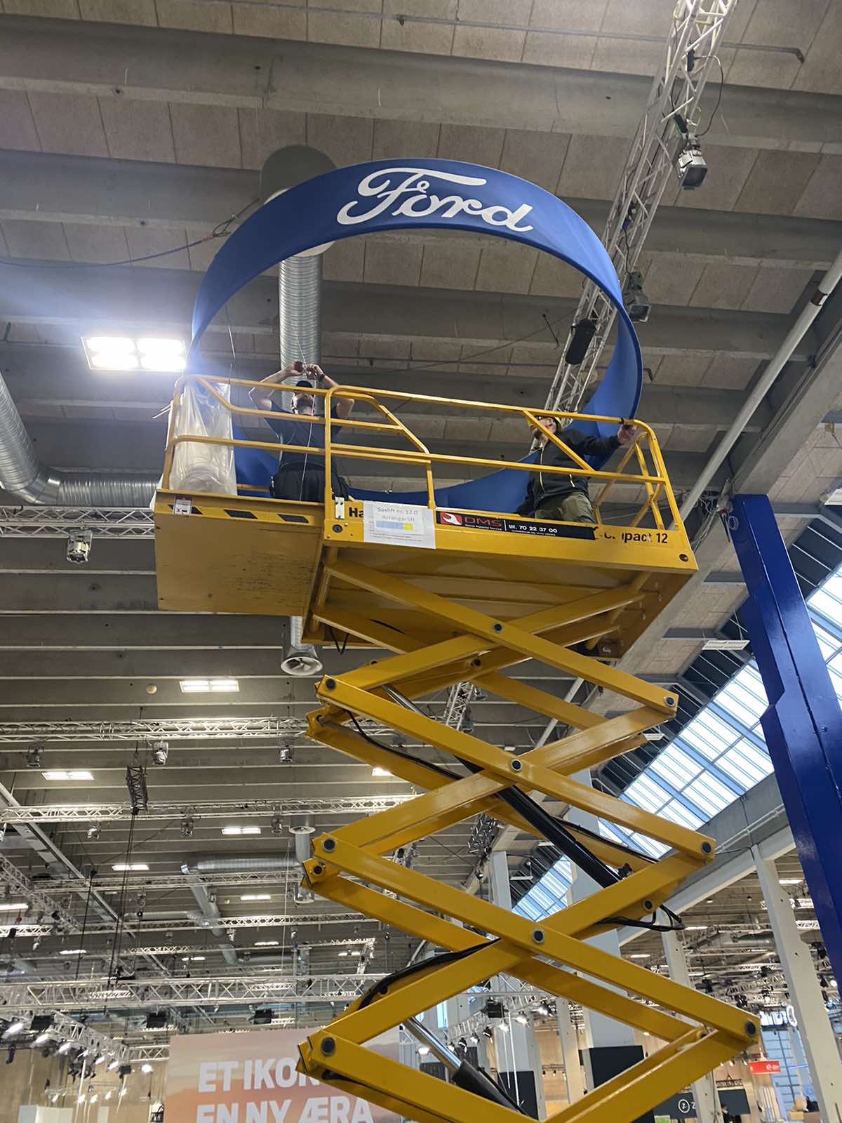 Saxlift med rundt LED-skilt