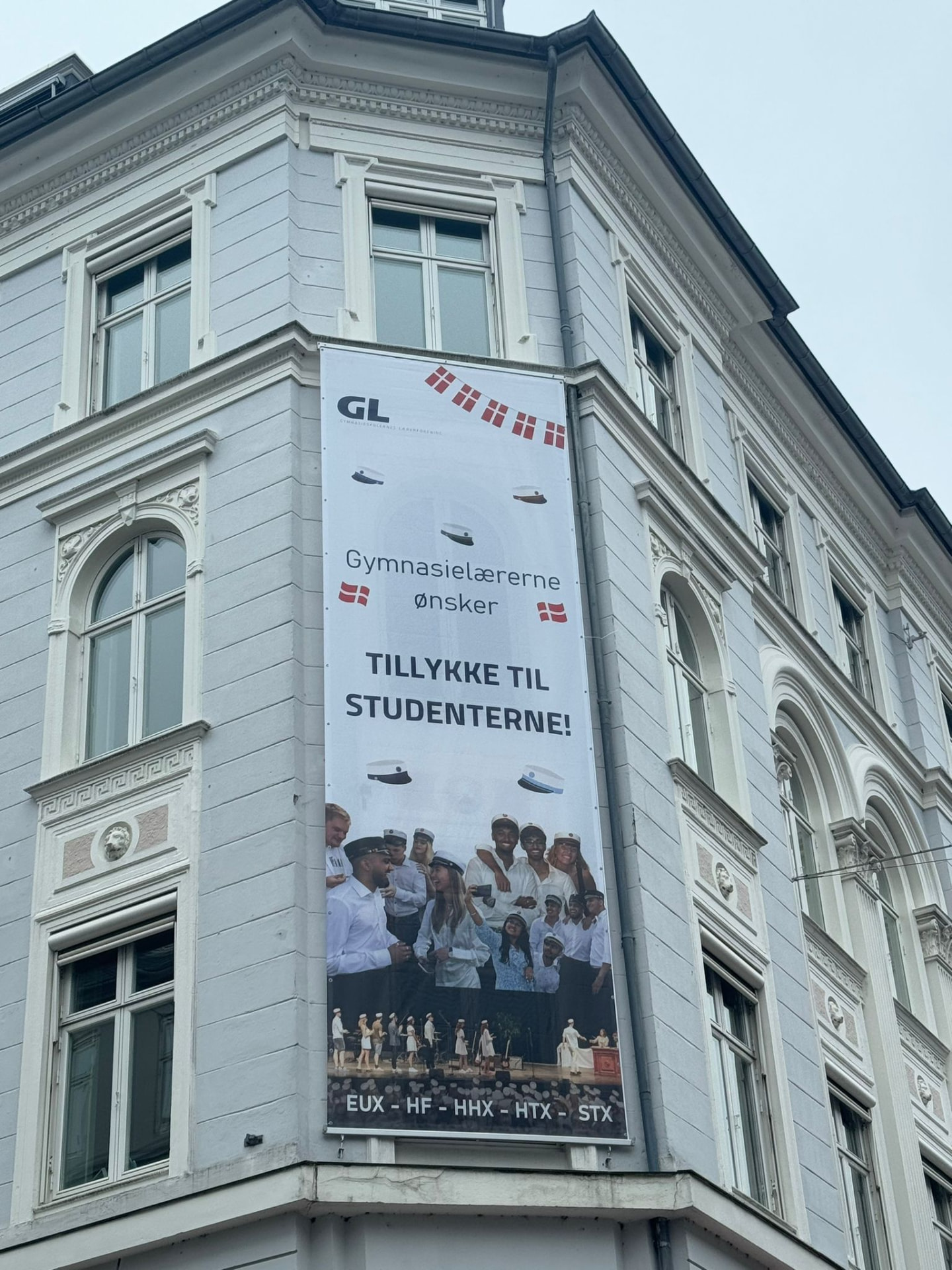 Facadebanner i mesh — banner monteret på facade